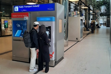 afbeelding reizigers bij kaartautomaat